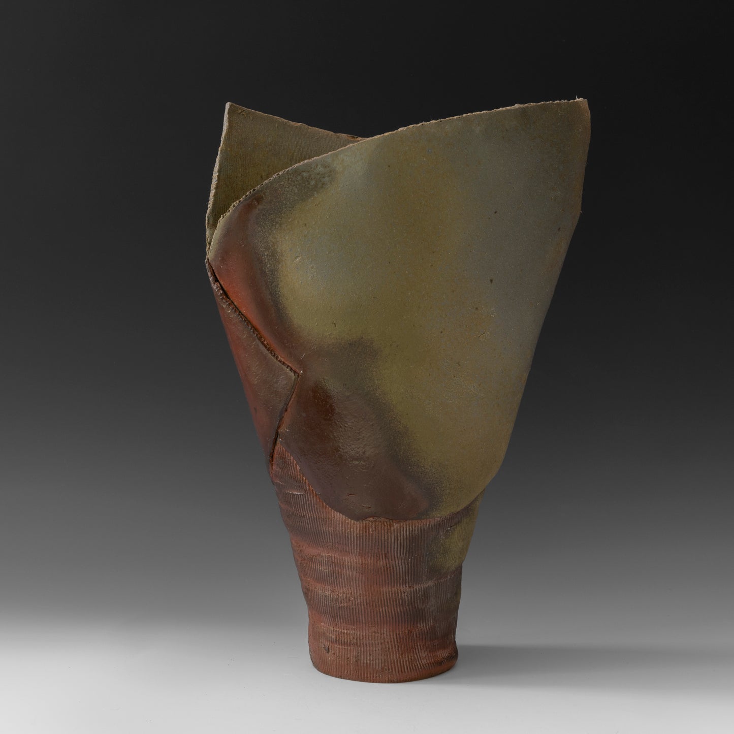 (#25) Shield Vase 1